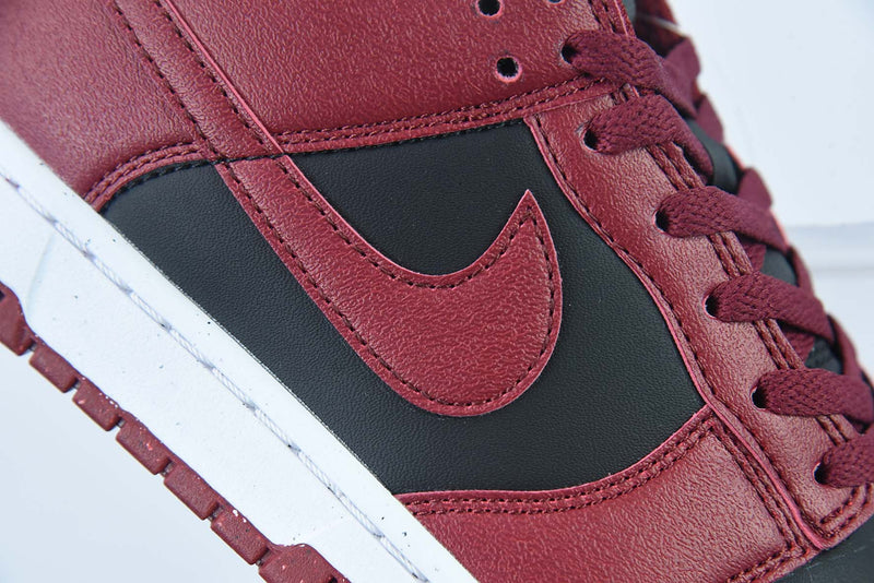 SB Dunk Low "GYM RED"